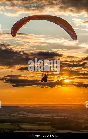 Devils Dyke, Brighton, Sussex, Royaume-Uni. 3 août 2020. Le vent du nord amène les pilotes de parapente dans les magnifiques Sussex Downs au nord de Brighton. Crédit : David Burr/Alay Live News Banque D'Images