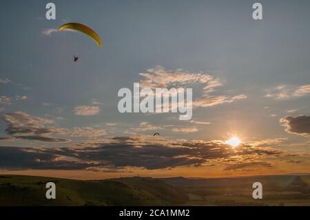 Devils Dyke, Brighton, Sussex, Royaume-Uni. 3 août 2020. Le vent du nord amène les pilotes de parapente dans les magnifiques Sussex Downs au nord de Brighton. Crédit : David Burr/Alay Live News Banque D'Images