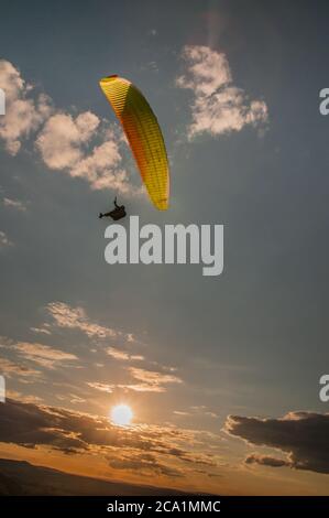 Devils Dyke, Brighton, Sussex, Royaume-Uni. 3 août 2020. Le vent du nord amène les pilotes de parapente dans les magnifiques Sussex Downs au nord de Brighton. Crédit : David Burr/Alay Live News Banque D'Images