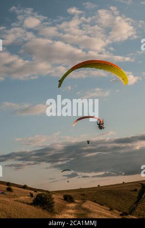 Devils Dyke, Brighton, Sussex, Royaume-Uni. 3 août 2020. Le vent du nord amène les pilotes de parapente dans les magnifiques Sussex Downs au nord de Brighton. Crédit : David Burr/Alay Live News Banque D'Images