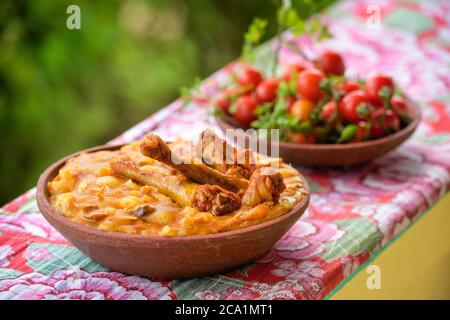 Cuisine brésilienne. Poule de volaille servie dans un bol en argile. Banque D'Images