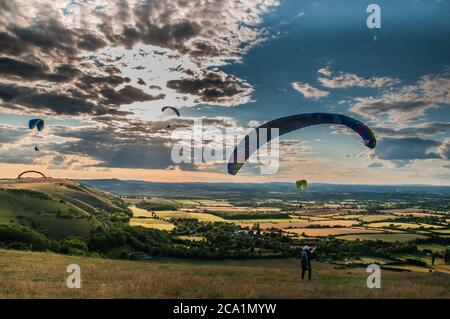 Devils Dyke, Brighton, Sussex, Royaume-Uni. 3 août 2020. Le vent du nord amène les pilotes de parapente dans les magnifiques Sussex Downs au nord de Brighton. Crédit : David Burr/Alay Live News Banque D'Images