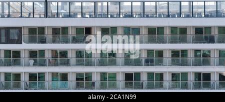 Panorama de plusieurs terrasses de plusieurs terrasses, cabines extérieures, appartements d'expédition de luxe passager Cruise Liner Norwegian Jewel Banque D'Images