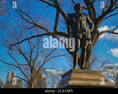 Statue de William Shakespeare (par John Quincy Adams Ward) debout dans Central Park New York vue de jour avec arbres, gratte-ciels et nuages Banque D'Images