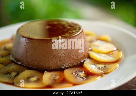 Gastronomie. Mousse au chocolat avec sauce aux kiwis Banque D'Images