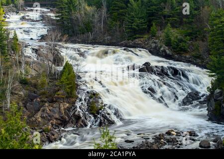 High Falls sur la rivière Onaaping, Onaaping, Grand Sudbury, Ontario, Canada Banque D'Images