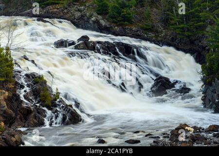 High Falls sur la rivière Onaaping, Onaaping, Grand Sudbury, Ontario, Canada Banque D'Images