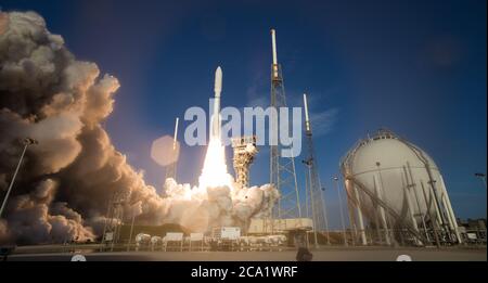 La fusée d'appoint Atlas V de United Launch Alliance transportant l'hélicoptère Mars persévérance rover et Ingenuity de la NASA se soulève du complexe de lancement 41 juillet 30, 2020 à la station aérienne de Cape Canaveral, Floride. Le rover fait partie du programme d'exploration Mars de la NASA, un effort à long terme d'exploration robotique de la planète Rouge. Banque D'Images