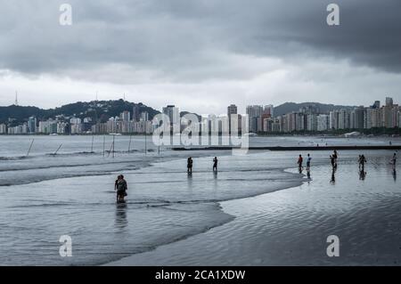 Plage de Ponta da Praia dans une journée pluvieux et couvert de ciel avec très peu de personnes marchant autour de la place Luiz la Scalla Alderman, près de l'aquarium de Santos. Banque D'Images