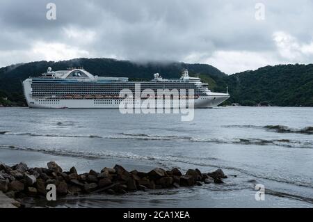 Le bateau de croisière « Ruby Princess » de la classe Crown quitte le port de Santos sous un ciel couvert de pluie. Vue depuis la place Luiz la Scalla Alderman. Banque D'Images