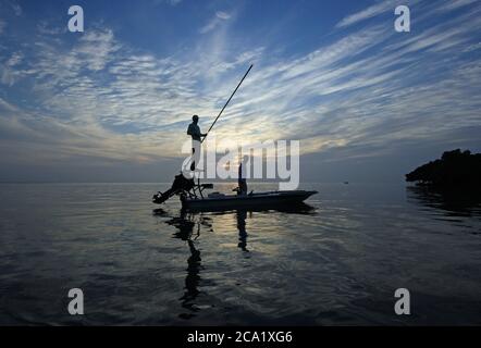 Key Biscayne, Floride - le 23 avril 2016 - les pêcheurs mettent leur bateau-bateau sur des eaux peu profondes et calmes à Bear Cut au lever du soleil. Banque D'Images