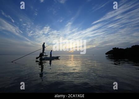 Key Biscayne, Floride - le 23 avril 2016 - les pêcheurs mettent leur bateau-bateau sur des eaux peu profondes et calmes à Bear Cut au lever du soleil. Banque D'Images