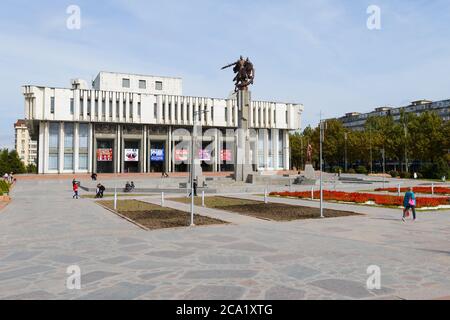 Philharmonique nationale kirghize à Bichkek, Kirghizistan, nommée en l'honneur de Toktogul Satylganov et construite dans le style Brutaliste à l'époque soviétique. Banque D'Images