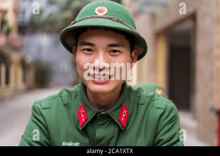 Hanoï / Vietnam - 21 janvier 2020 : gros plan portrait du jeune soldat vietnamien dans la rue portant un chapeau communiste militaire traditionnel Banque D'Images