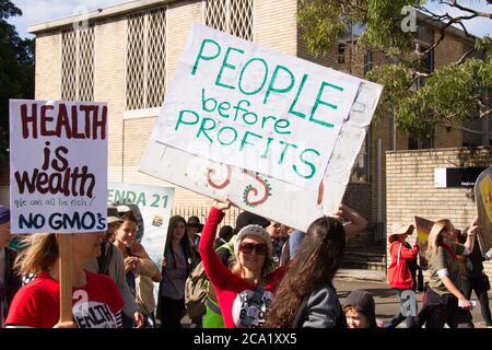 Sydney, Australie. 23 mai 2015. Les manifestants ont défilé de Victoria Park, Camperdown au Hub de Newtown dans la Marche contre Monsanto. À l'extérieur du moyeu Banque D'Images