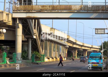 Jakarta / Indonésie - juillet 25,2020. Un homme qui traverse est hors de place, mais au-dessus il y a un pont de passage Banque D'Images