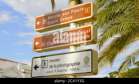 Panneaux de direction dans la ville de Nice - VILLE DE NICE, FRANCE - 10 JUILLET 2020 Banque D'Images