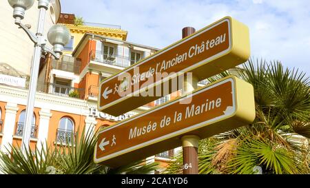 Panneaux de direction dans la ville de Nice - VILLE DE NICE, FRANCE - 10 JUILLET 2020 Banque D'Images
