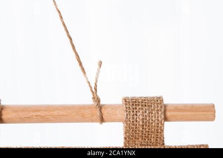 planche en bois avec corde Banque D'Images