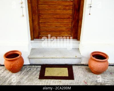 Porte d'entrée d'une maison dans le village de Galatas, Crète, Grèce Banque D'Images