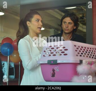Miami, États-Unis d'Amérique. 15 octobre 2012. MIAMI BEACH, FL - OCTOBRE 15 : Kim Kardashian avec son meilleur ami Jonathan Cheban au remorquage a été repéré emportant le nouveau chaton de Kim Mercy dans un salon local de toilettage d'animaux de compagnie à Miami, tout en filmant pour leur nouveau spectacle « Kourtney and Kim Take Miami ». Le 15 octobre 2012 à Miami, Floride personnes: Kim Kardashian Jonathan Cheban crédit: Storms Media Group/Alamy Live News Banque D'Images