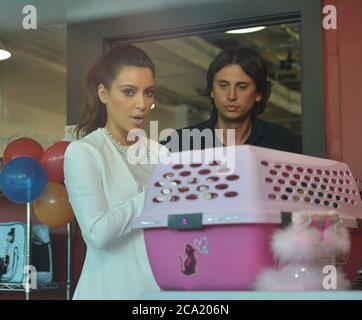 Miami, États-Unis d'Amérique. 15 octobre 2012. MIAMI BEACH, FL - OCTOBRE 15 : Kim Kardashian avec son meilleur ami Jonathan Cheban au remorquage a été repéré emportant le nouveau chaton de Kim Mercy dans un salon local de toilettage d'animaux de compagnie à Miami, tout en filmant pour leur nouveau spectacle « Kourtney and Kim Take Miami ». Le 15 octobre 2012 à Miami, Floride personnes: Kim Kardashian Jonathan Cheban crédit: Storms Media Group/Alamy Live News Banque D'Images