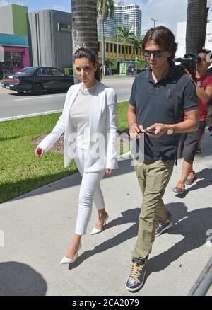 Miami, États-Unis d'Amérique. 15 octobre 2012. MIAMI BEACH, FL - OCTOBRE 15 : Kim Kardashian avec son meilleur ami Jonathan Cheban au remorquage a été repéré emportant le nouveau chaton de Kim Mercy dans un salon local de toilettage d'animaux de compagnie à Miami, tout en filmant pour leur nouveau spectacle « Kourtney and Kim Take Miami ». Le 15 octobre 2012 à Miami, Floride personnes: Kim Kardashian Jonathan Cheban crédit: Storms Media Group/Alamy Live News Banque D'Images