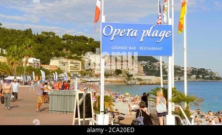 Célèbre Plage de l'Opéra à Nice - VILLE DE NICE, FRANCE - 10 JUILLET 2020 Banque D'Images