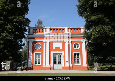 Ivenack, Allemagne. 14 juillet 2020. Le pavillon baroque du zoo d'Ivenack. La zone forestière de 75 hectares avec ses chênes vieux de mille ans est un 'Monument National naturel' et a été choisi comme 'Forest Area 2020' par l'Association des professionnels forestiers allemands. Credit: Bernd Wüstneck/dpa-Zentralbild/dpa/Alay Live News Banque D'Images