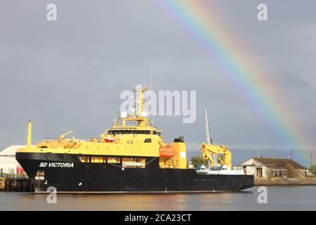 SD Victoria, un navire de soutien exploité par Serco Marine Services à l'appui de l'armée britannique, a amarré à Greenock après l'exercice joint Warrior 12-2. Banque D'Images