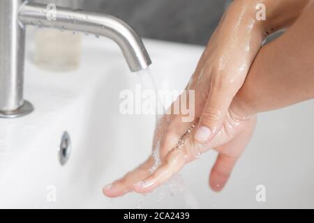Lavage des mains pour la prévention de la nouvelle maladie du coronavirus 2019 ou COVID-19 . Banque D'Images