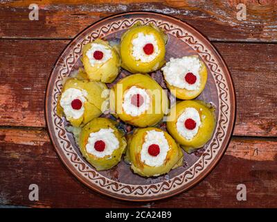 Pommes cuites farcies au fromage cottage et aux framboises. Banque D'Images