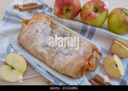 Strudel aux pommes avec pommes, cannelle Banque D'Images