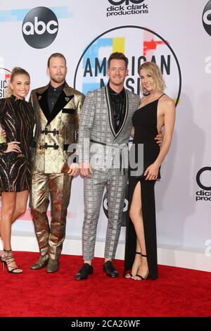 LOS ANGELES - octobre 9 : Brittney Marie Cole, Brian Kelley, Tyler Hubbard, Hayley Hubbard aux American Music Awards 2018 au Microsoft Theatre le 9 octobre 2018 à Los Angeles, CA Banque D'Images
