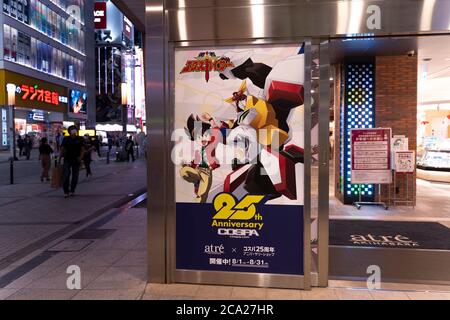 Akihabara, Japon- 2 août 2020 : une affiche anime décore le centre commercial d'Akihabara. Banque D'Images