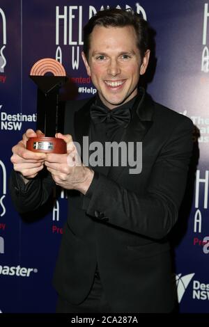 Sydney, Australie. 27 juillet 2015. Alex Rathgeber pose avec le prix du meilleur acteur masculin dans un rôle de soutien dans une comédie musicale. Les Helpmann Awards annuels Banque D'Images