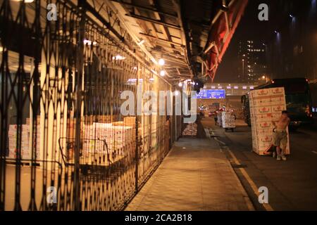 Les fruits sont emballés dans le marché de fruits en gros de Yau Ma Tei la nuit Banque D'Images