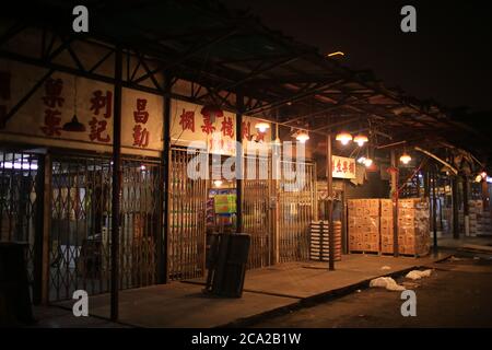 Les fruits sont emballés dans le marché de fruits en gros de Yau Ma Tei la nuit Banque D'Images