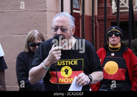 Raul Bassi parle de la construction de logements aborigènes dans le rassemblement Block à Sydney Banque D'Images