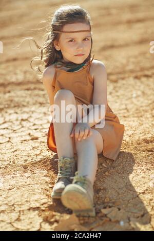 Mode pour enfants. Enfant à la mode. Fille à l'extérieur dans des vêtements tendance. Banque D'Images