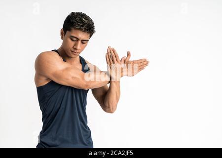 muscle homme portant des vêtements de sport se tient face au côté ne la main s'étire sur un arrière-plan isolé Banque D'Images