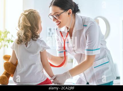 Médecin examinant un enfant à l'hôpital. Banque D'Images