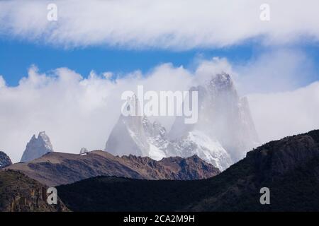 Vue rapprochée de la montagne Fitz Roy - près d'El Chalten - dans le sud de la Patagonie et à la frontière de l'Argentine et du Chili Banque D'Images