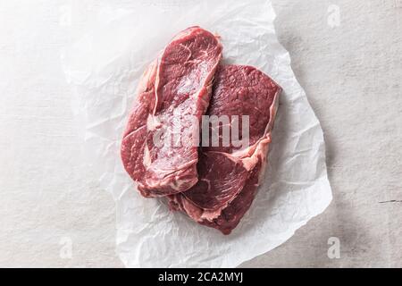 Deux steaks de bœuf Rib Eye sur une table en béton blanc - Haut de la vue Banque D'Images