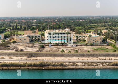 Ismailia, Egypte - 14 novembre 2019: Sport support Resort Hôtel sur la rive du canal de Suez près d'Ismailia, Egypte, Afrique. Banque D'Images