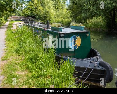 Sun and Moon, Narrow Boat on Kennett and Avon Canal, Hamstead Lock, Newbury, Berkshire, Angleterre, Royaume-Uni, GB. Banque D'Images