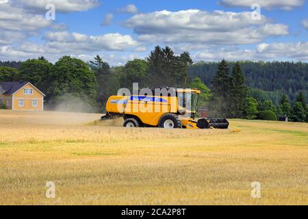 La récolte d'automne commence en Finlande : un agriculteur récolte de l'orge avec la moissonneuse-batteuse New Holland CS540 à Salo, en Finlande. 1er août 2020. Banque D'Images