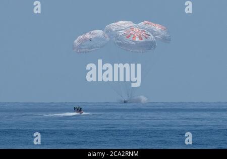 GOLFE DU MEXIQUE, États-Unis - 02 août 2020 - le vaisseau spatial SpaceX Crew Dragon Endeavour s'est fracturée avec les astronautes de la NASA Robert Behnken et Douglas Hurley o Banque D'Images