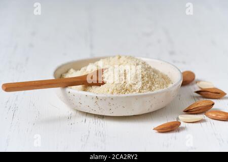 Farine d'amande alternative. Amandes écrasées, hachées dans un mixeur, assiette, cuillère Banque D'Images