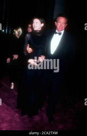 Beverly Hills, Californie, États-Unis 29 février 1996 l'actrice Annette Bening et l'acteur Warren Beatty assistent à la 24e annuelle American film Institute Lifetime Achievement Awards Honoring Clint Eastwood le 29 février 1996 à l'hôtel Beverly Hilton à Beverly Hills, Californie, États-Unis. Photo par Barry King/Alay stock photo Banque D'Images